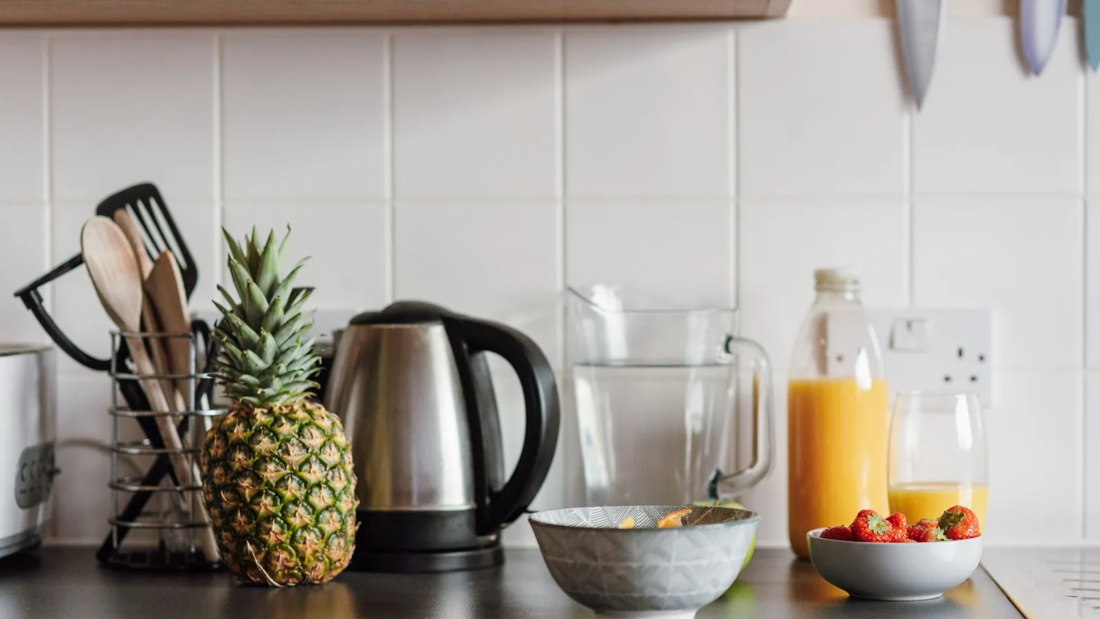 Desayuno equilibrado junto a una guía de vitaminas y un vaso de agua